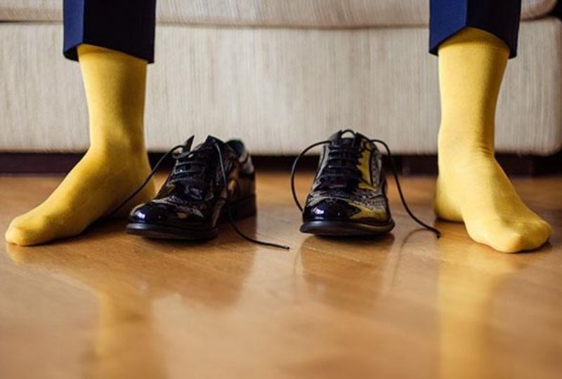 Dettaglio di un uomo elegante che indossa delle calze