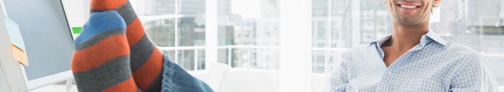 Dettaglio di un uomo che indossa calze rimagliata