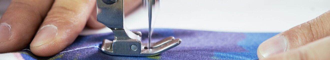 Dettaglio di una macchina da cucire in funzione