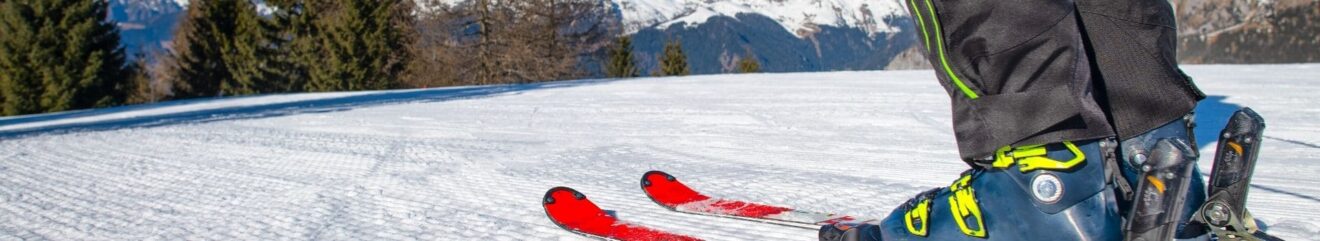 Dettaglio di un uomo pratica sci