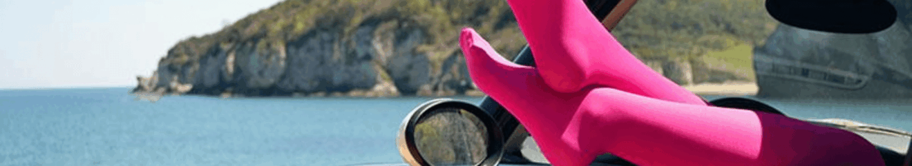 Dettaglio di una donna che indossa calze estive