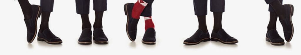 Dettagli di uomini che indossano calze in filo di scozia