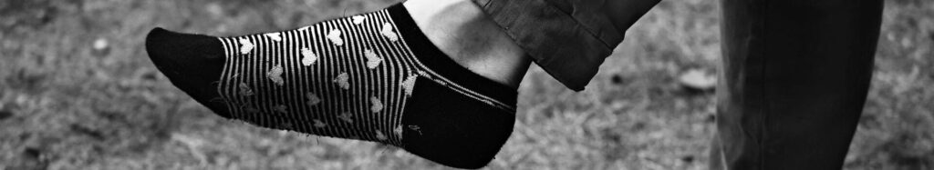 Dettaglio di un uomo che indossa calze giroscarpa