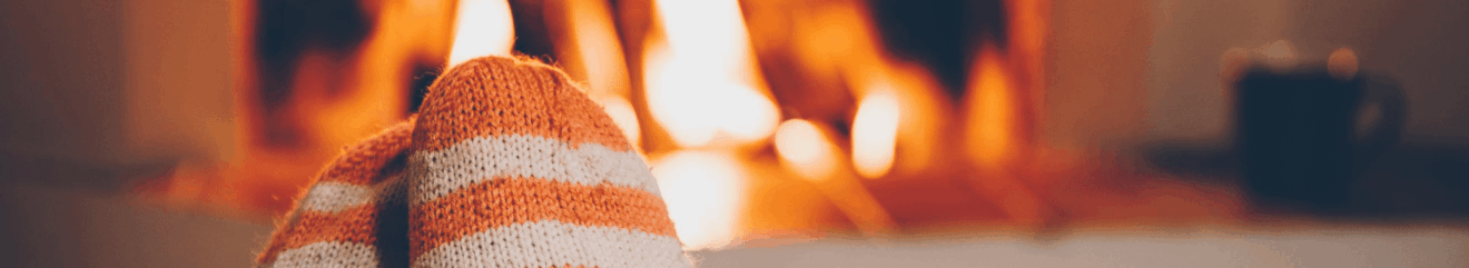 Dettaglio di una donna che indossa calze invernali