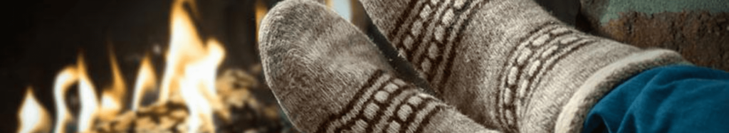 Dettaglio di un uomo che indossa calze invernali