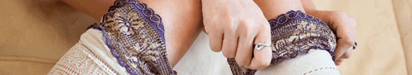 Dettaglio di una donna che indossa calze parigine