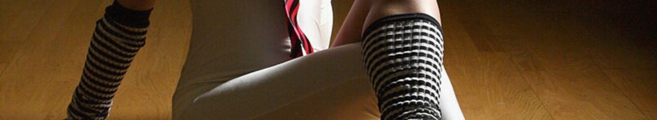 Dettaglo di una donna che indossa calze scaldamuscoli