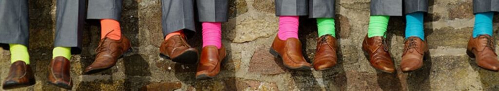 Dettagli di uomini che indossano calze polsino inglese